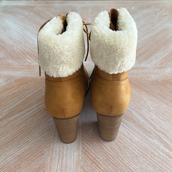 Cato Women’s Tan Winter Lace Up Booties with Faux Fur Size 10 - Picture 3 of 8